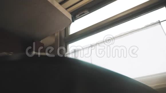 概念车火车旅行动车组铁路下视窗和桌子生活方式可视部分视频的预览图