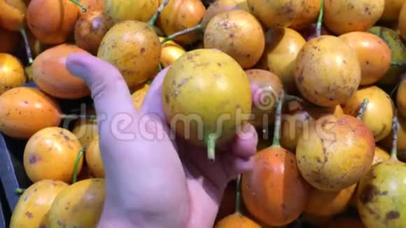 男士手中挑选新鲜有机异国情调的激情水果在超市南亚印度尼西亚巴厘岛视频的预览图