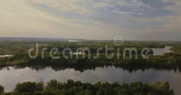 空中观景台飞过美丽的湖面晴天空中摄影机拍摄视频的预览图