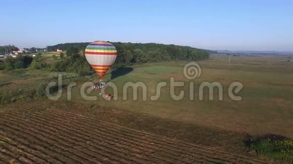 热气球向上飞行的空中图像视频的预览图