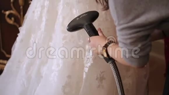 女人冒热气的婚纱视频的预览图