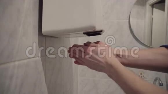 在厕所里用现代干手机视频的预览图