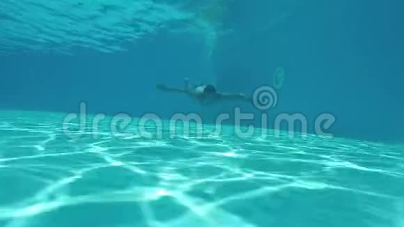 水下的人这个人潜水生活方式在水下游泳快乐的人在游泳池的水下游泳视频的预览图