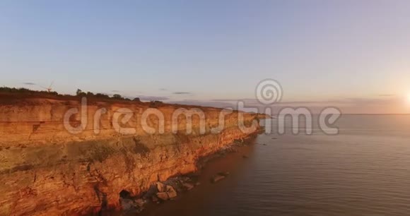 日落时用可怕的岩石俯瞰悬崖视频的预览图