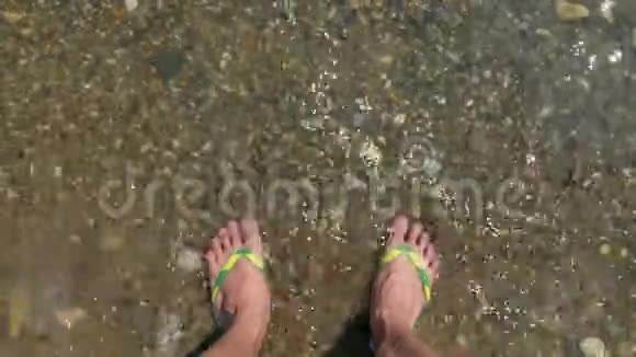 人的腿站在海水的波浪中海上假日视频的预览图