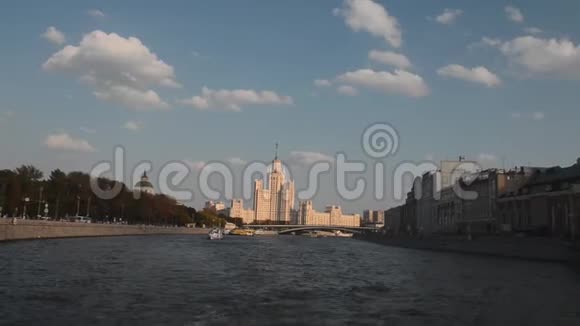 俄罗斯莫斯科河的堤岸乘船前往莫斯科视频的预览图