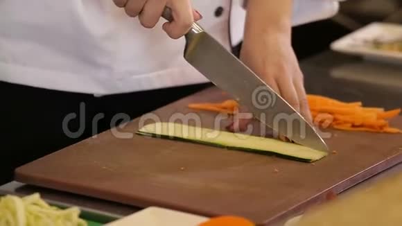手拿菜刀切西葫芦做蔬菜通心粉视频的预览图