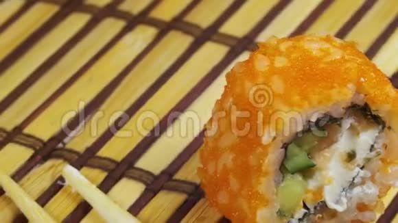 竹席上一个寿司旋转视频的预览图