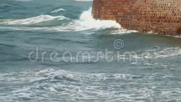 波浪冲击着石头视频的预览图