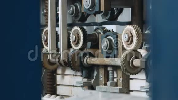 这台玻璃厂有螺旋齿轮的机器视频的预览图