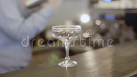 在桌子上做一杯鸡尾酒4K视频的预览图
