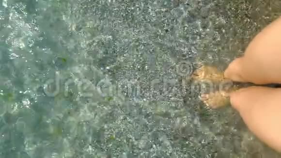 女人的腿走在金色的沙滩上溅起海水个人视野慢动作视频的预览图