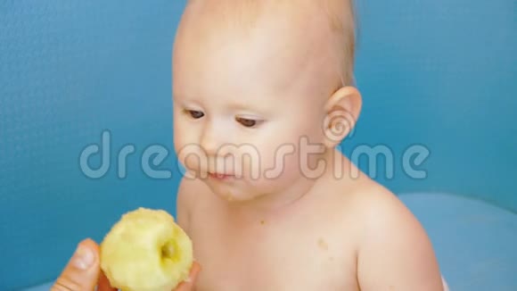 宝宝吃去皮苹果双手捧着视频的预览图