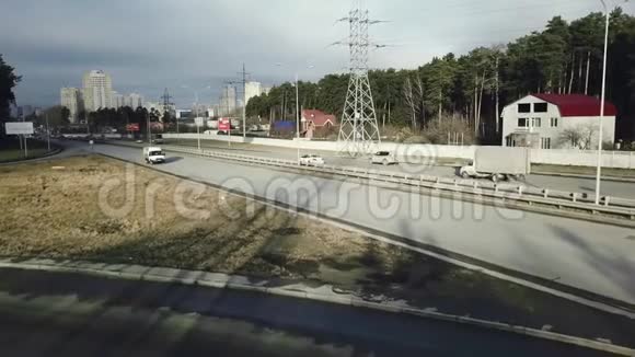 城市外交通汽车交汇处的俯视图录像公路上的交通车辆视频的预览图