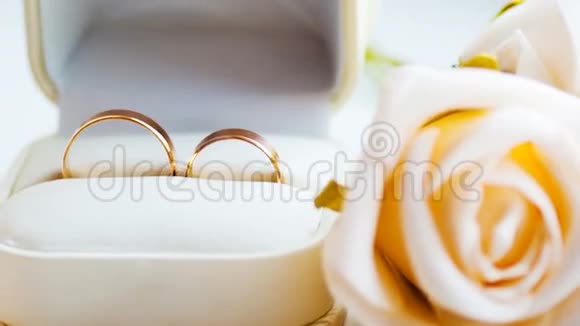 婚礼桌上有两枚金戒指和白玫瑰视频的预览图