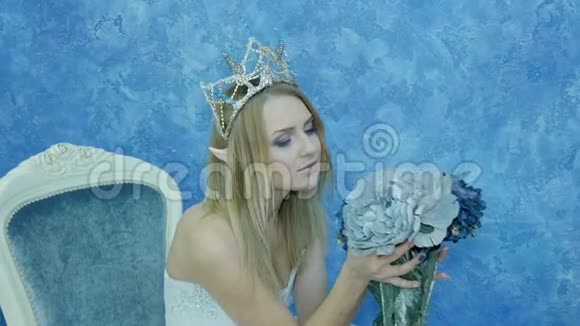 美丽的年轻模特以精灵公主的形式穿着白色的裙子视频的预览图