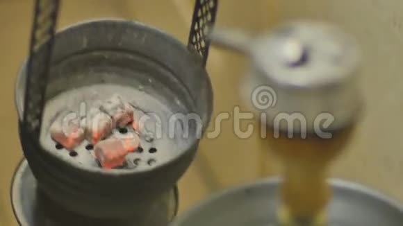 特写镜头装有热气腾腾的煤炭和卡卢德的桶视频的预览图
