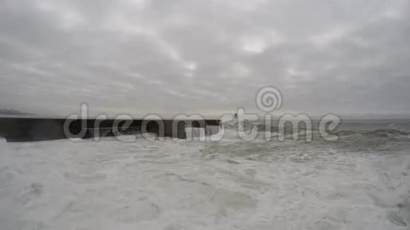 4K海洋中的风暴和灯塔巨浪覆盖了一切葡萄牙波尔图市视频的预览图