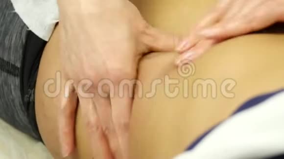 女医生给病人做腹部按摩诊所的美容程序4K视频的预览图