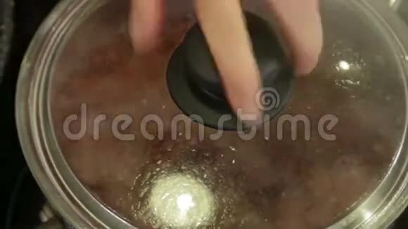 用培根煮豆汤视频的预览图