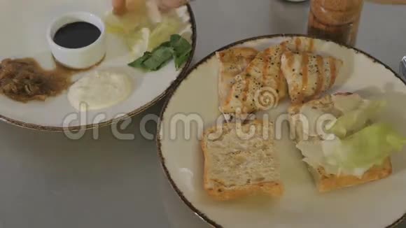 快速射击烹饪准备三明治与沙拉切肯鱼片和酱汁视频的预览图