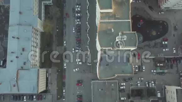 带阳台的现代住宅综合体细节录像城市住宅区的俯视图视频的预览图