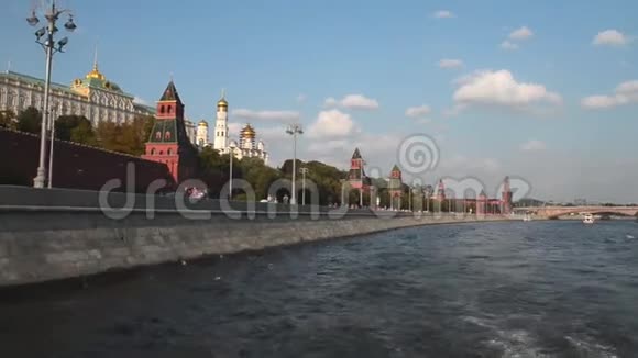 俄罗斯莫斯科河的堤岸乘船前往莫斯科视频的预览图