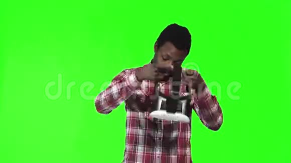 穿着绿色屏幕VR谷歌眼镜的非洲男人视频的预览图