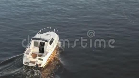 小孤独的摩托艇沿河而行视频的预览图