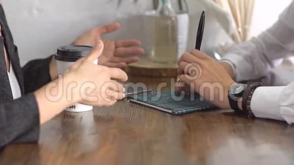 在咖啡馆的咖啡休息时间穿正式服装的男人和女人视频的预览图