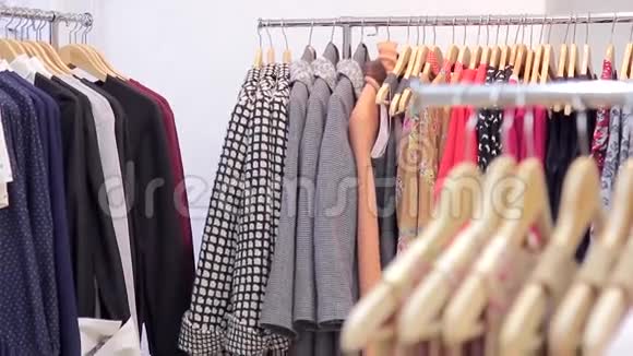 女人衣服挂在时装店的衣架上视频的预览图