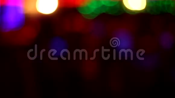 彩色抽象模糊灯光背景在夜总会人们在夜总会里尽情地跳舞放松视频的预览图
