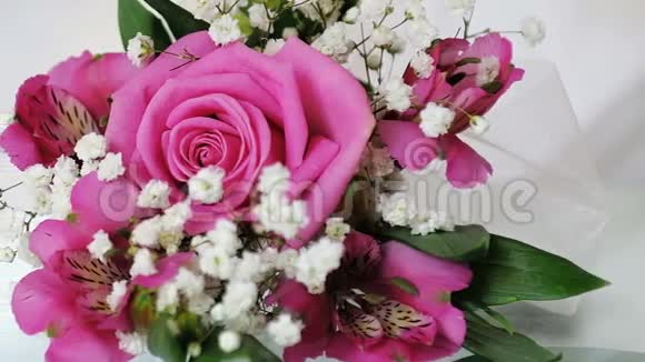 婚礼当天新娘的白色面纱上镶着一束粉红色玫瑰花视频的预览图