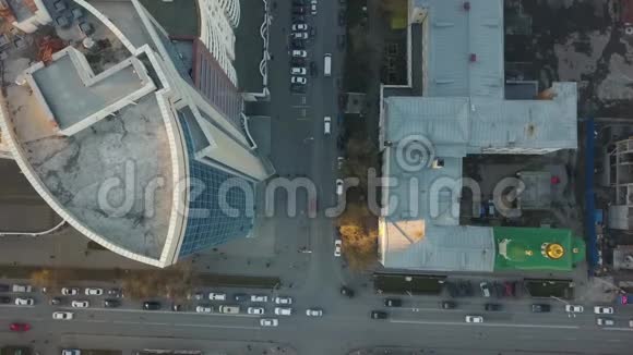 带阳台的现代住宅综合体细节录像城市住宅区的俯视图视频的预览图