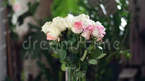 花束在光线的照射下旋转花的组成由白色和粉红色的玫瑰组成玫瑰dzhemja视频的预览图