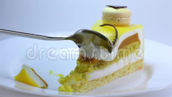 吃蛋糕汤匙视频的预览图