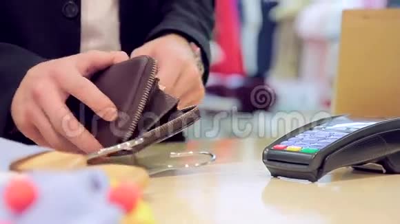 2顾客通过商店的付款终端刷卡付款视频的预览图