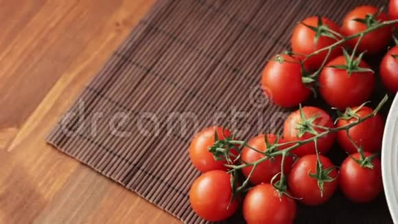 将博洛尼亚面食与樱桃番茄紧密贴合视频的预览图