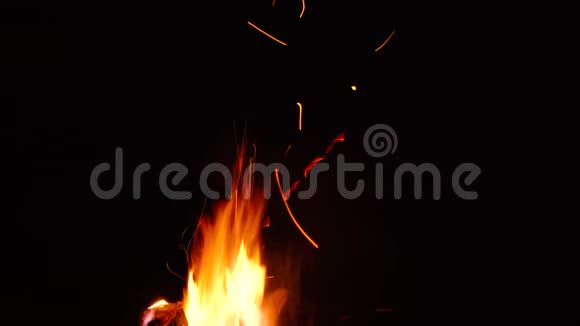 夜间在旅游营地发生火灾慢动作视频的预览图