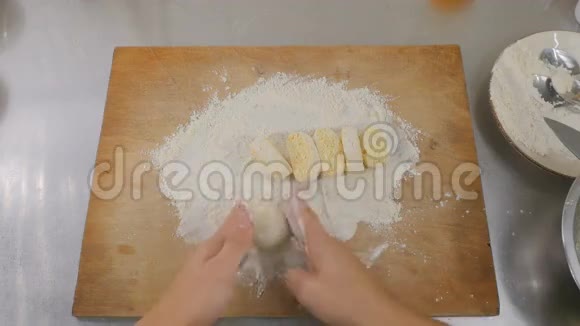 特写厨师在木板上雕刻圆形奶酪煎饼视频的预览图