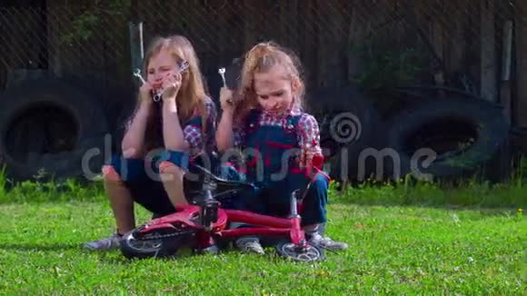 两个女孩骑着自行车修理太阳能绿地视频的预览图