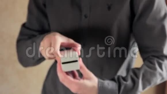 男性手带戒指在盒子里瓦伦丁概念视频的预览图