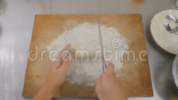 厨师把做奶酪煎饼的面团切成一块块板视频的预览图