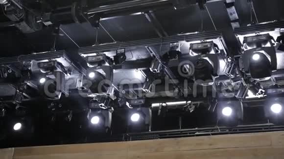 小剧院或音乐厅天花板上的泛光灯头扫描仪视频的预览图