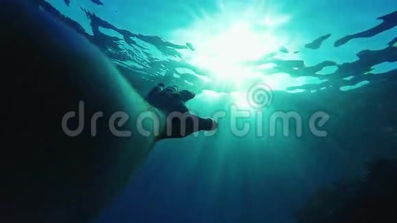 手从水下伸展到太阳的光线浮到表面到空气和太阳概念视频的预览图