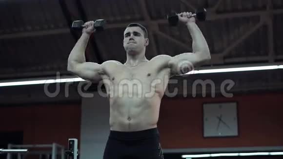 强壮的肌肉运动员举起手臂站立视频的预览图