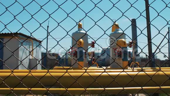 气和输油管道石油产品和天然气的车站炼油厂关闭阀门和黄色管道A视频的预览图
