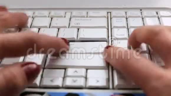 电脑键盘女人手滑动滑块视频的预览图