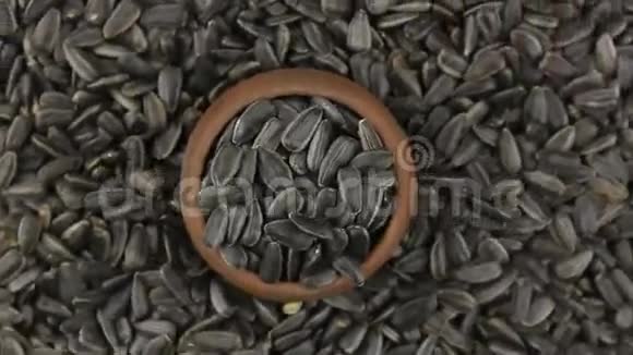 用红粘土制成的锅中向日葵种子的缓慢旋转视频的预览图