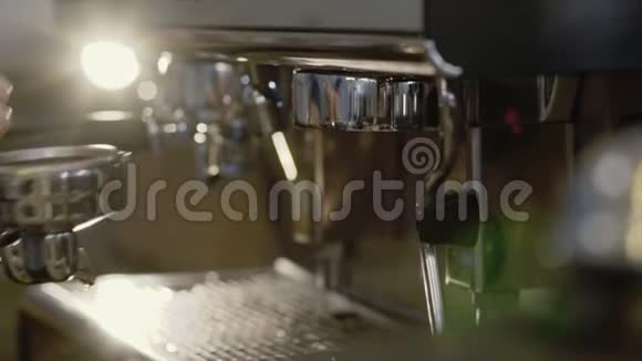 咖啡师把一杯咖啡从咖啡机带到餐桌上视频的预览图